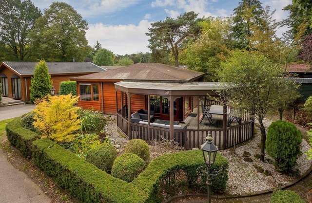 Discover the beautiful Veluwe Lodges: a spacious and comfortable retreat to relax. Enjoy the cozy living room, open kitchen, and private garden.