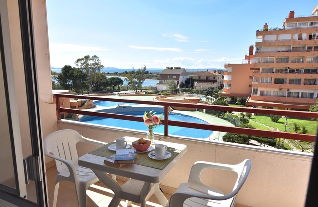 Discover the comfort and tranquility of this cozy studio in Roses!