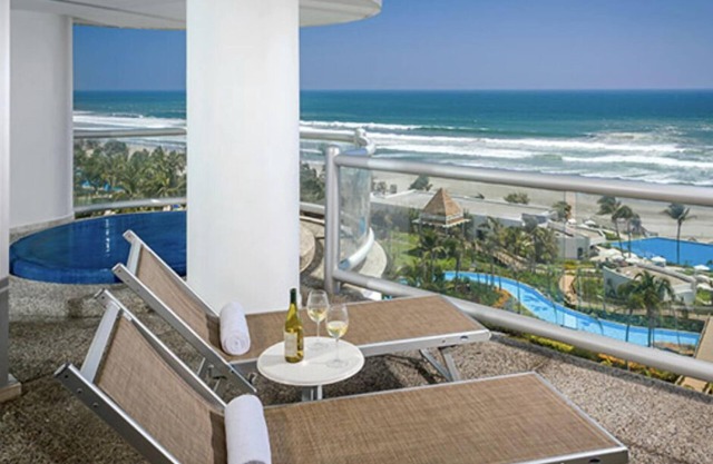 Discover the utmost level of opulence at Acapulco. 1 or 2 bd suites available