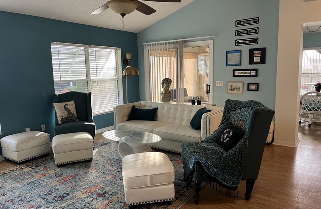 Discover the villages! Pet Friendly with Golf Cart in Prime Location & Shopping