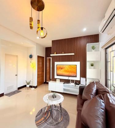 DJS TRANSIENT near Airport, Netflix, Fast Wifi, Hot &Cold Shower