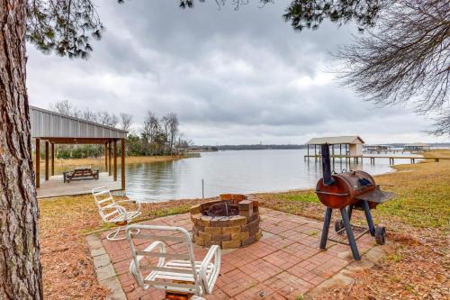 Dock, Decks and Views Lakefront Cottage