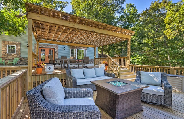 Dock & Jet Ski Slip: Lakeside Sunrise Beach Home!