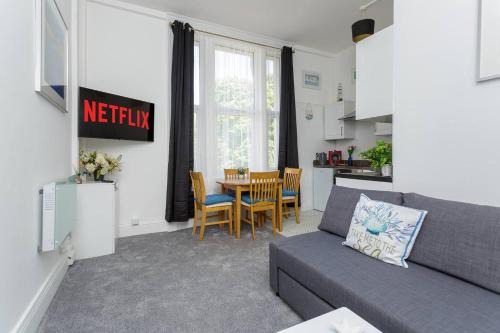 Dockyard Dreams - Close To Gunwharf!