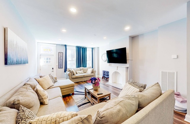 Dog-friendly 2-story townhouse in great location with private patio & streaming