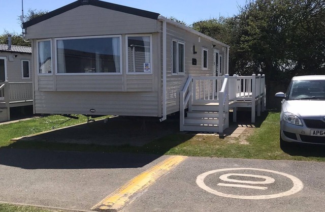 Dog friendly 6 berth caravan with decking close to Pakefield beach ref 68106CR