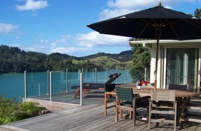Dog Friendly ABSOLUTELY WATERFRONT STUNNING VIEWS Free Kayaks, Free Boat Mooring