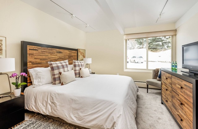 Dog Friendly Aspen Alps Condo walking distance to town with Pool