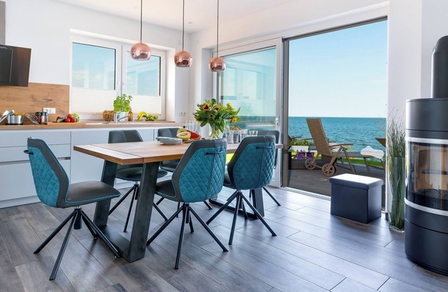 Dog-friendly Baltic Sea holiday apartment BalticLounge 2, with garden, right by the sea