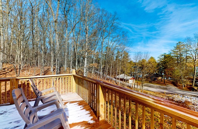 Dog-friendly cabin with private hot tub, Ping-Pong & lake views