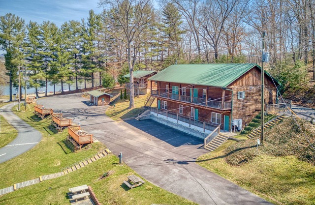 Dog-friendly condo with on-site golf and lakeside pool - 500 ft. from the lake