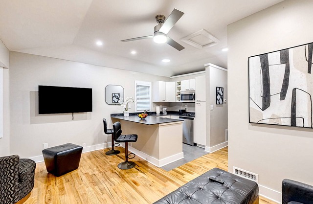 Dog-friendly condo near park with 2 bikes, streaming, washer/dryer, fast WiFi