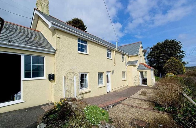 Dog friendly cottage with short drive to beach