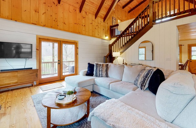 Dog-friendly creekside cabin with a fireplace, firepit, AC, & washer/dryer