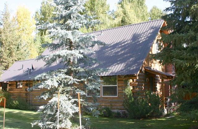 Dog-Friendly Fishing/Ski Log Home by River/Mountain – a Feeling of Old Ketchum