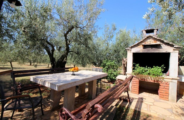 Dog-friendly flat just 250 metres from the beach with Mediterranean garden