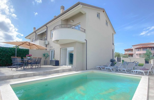 Dog-friendly holiday home with barbecue area, private pool, washing machine, WiFi