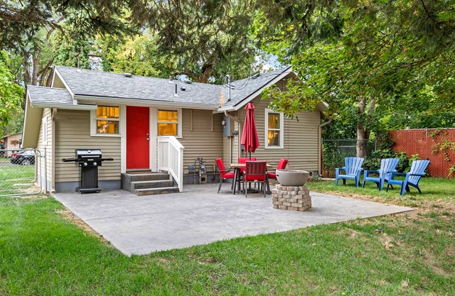 Dog-friendly home in the heart of town - walk to lake & golf