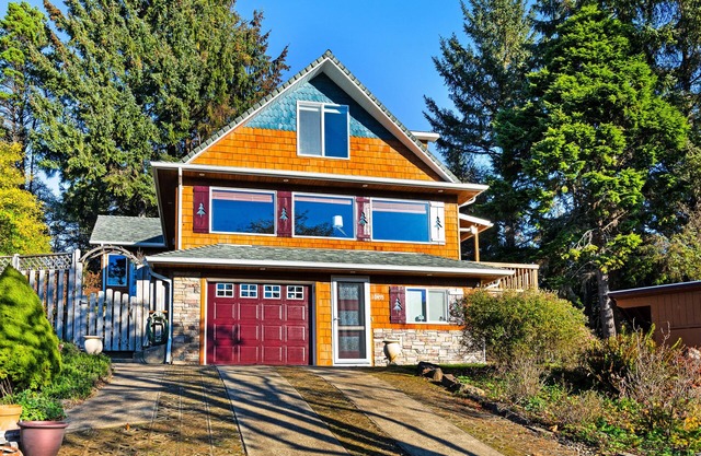 Dog-friendly Home w/ Firepit, Hot Tub & Enclosed Yard - Near Beach