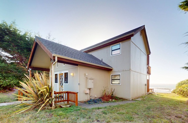 Dog-Friendly Home w/Ocean Views, Private Hot Tub, Washer/Dryer, and Free WiFi