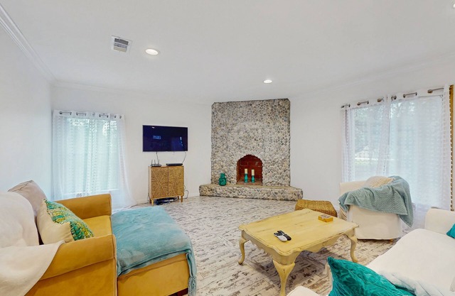 Dog-Friendly home with spacious living and dining room, close to the beach