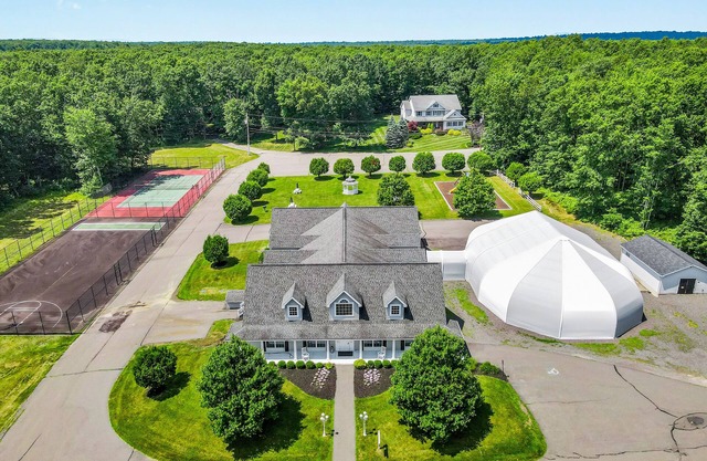 Dog-friendly house near skiing with fireplace, upscale kitchen & pool access