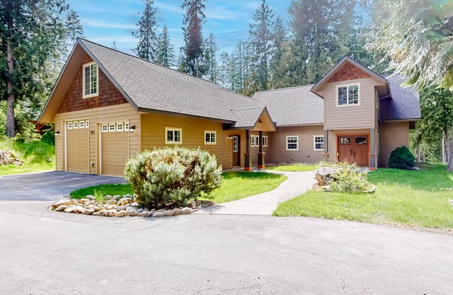 Dog-friendly lake stay with covered patio, grill, wood stove, W/D & board games