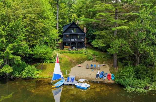 Dog Friendly Lakefront Lodge with Private Beach