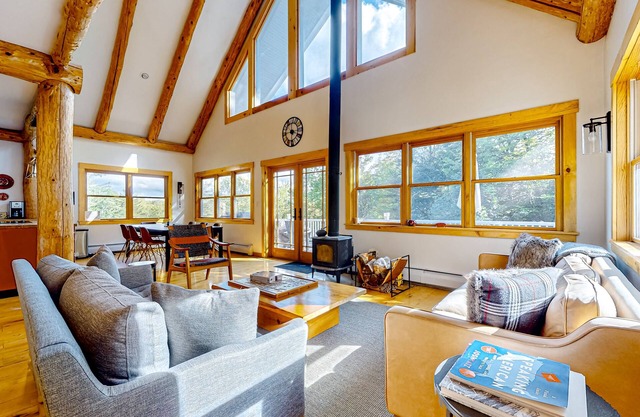 Dog-friendly lodge with game room, 2 fireplaces, kayaks, SUPs & bikes