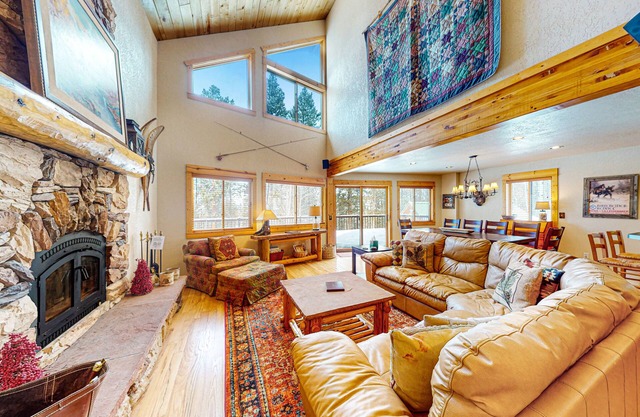 Dog-friendly mountain home with fireplace, firepit & ping-pong - great for kids