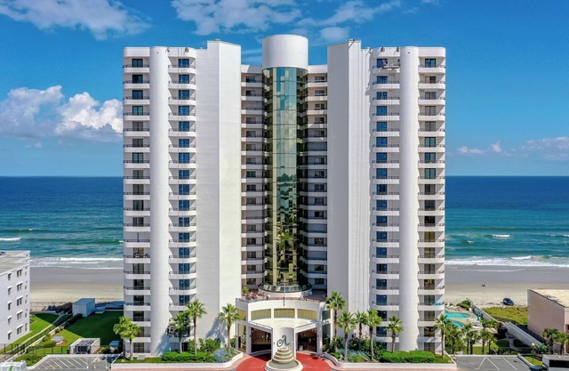Dog Friendly Ocean Front High Rise, Direct Beach Acess, 2 Bedroom 2 full Bath.