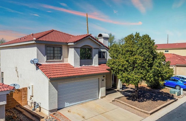 Dog-Friendly Oro Valley Retreat. 3BR/3BA,Pool, Hot Tub, Near Hiking, Golf & LOOP