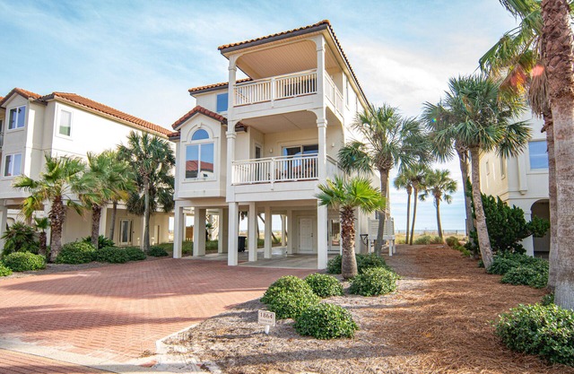 Dog-Friendly, Pool & Tennis Court, Hot Tub in Sunset Beach!