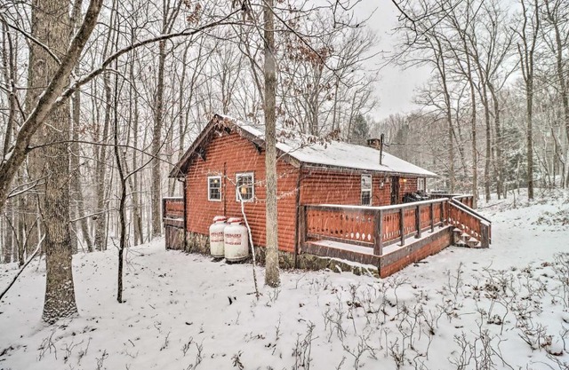 Dog-Friendly Poconos Cabin about 15 Mi to Skiing!
