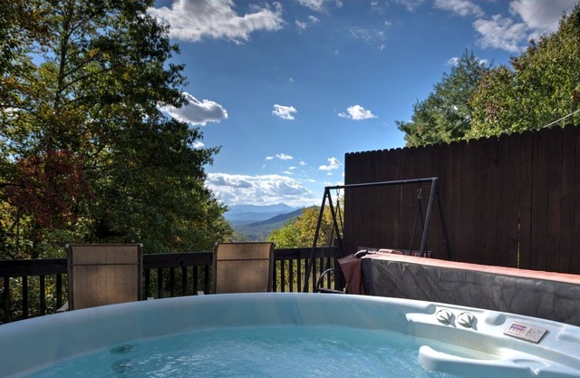 Dog-Friendly Relaxing Cottage w/ Chef's Kitchen🍴, HOT TUB, & Mt. Pisgah Views⛰️