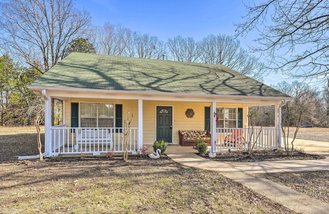 Dog-Friendly Senatobia Cottage w/Fishing Pond!