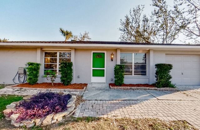 Dog-Friendly, Snowbird-Ready Florida Escape – Near Beaches & Golf