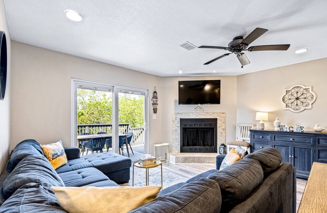 Dog-friendly townhome with private deck, charming interior, washer/dryer & AC