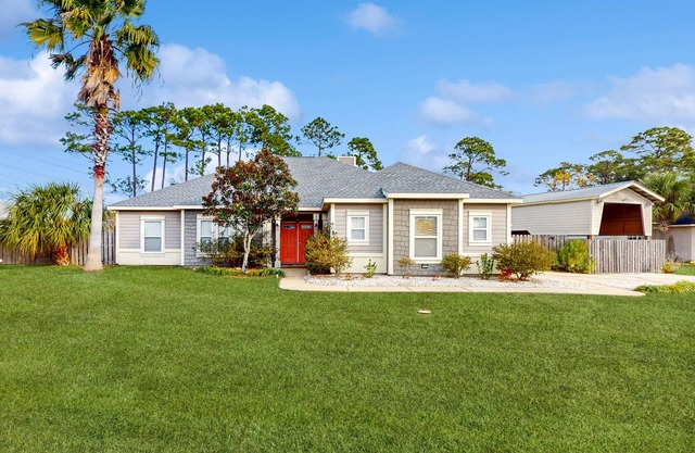 Dog-friendly home , private pool, patio, firepit, AC, & W/D, snow bird friendly