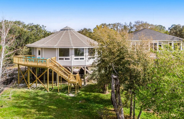 Dog-friendly, waterfront round retreat with large lawn and central AC