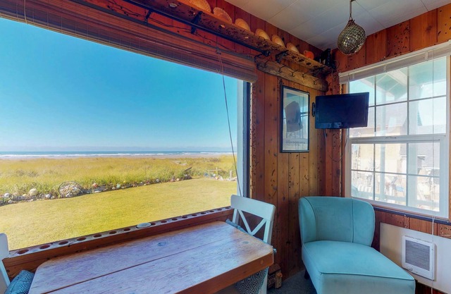 Dog-friendly waterfront studio cottage with private beach access