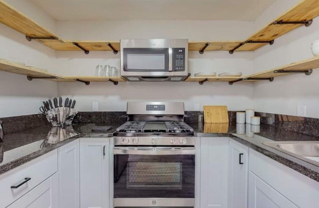 ⟫ Dog Run & Courtyard 2 Bedroom Apt w/King Bed W&D