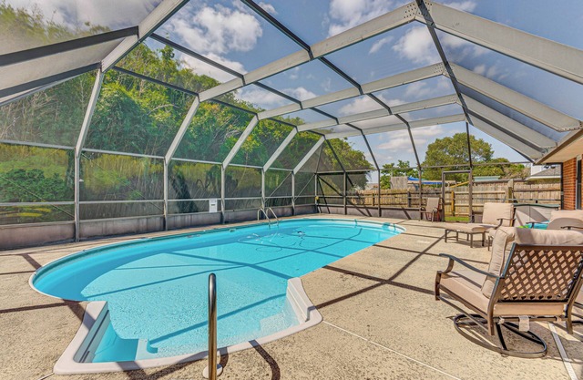 Dogs Welcome, 1 Mi to Zoo: Gulf Breeze Retreat!