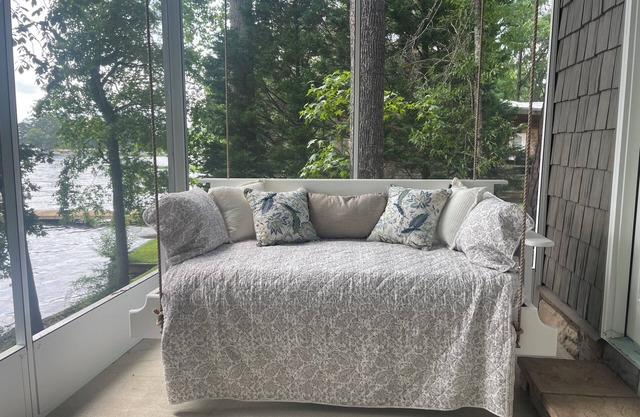 Dogwood Cottage Lake Jordan boat dock/hot tub/RV parking spotnSEPT RATE DECREASE