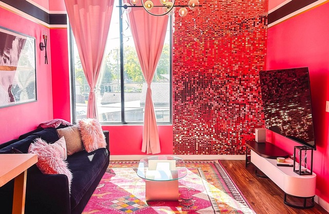 Dolly's Glam Getaway: Glittering Gem Near Broadway