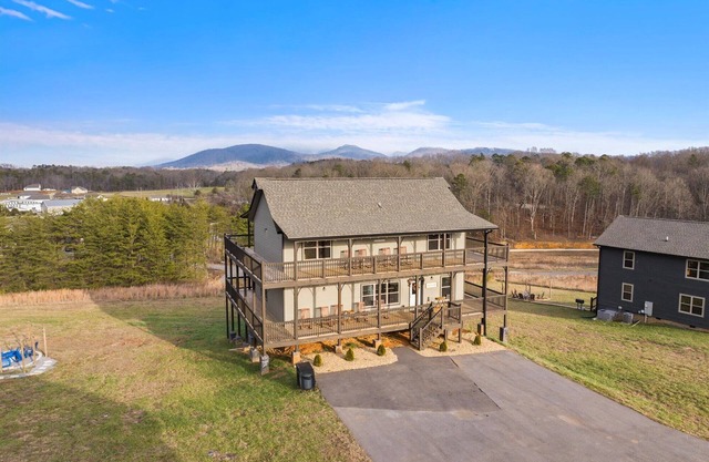 Dollywood Luxury Smoky Mtn Pool Cabin, Amazing view, Hot tub,Arcade, Pets ok