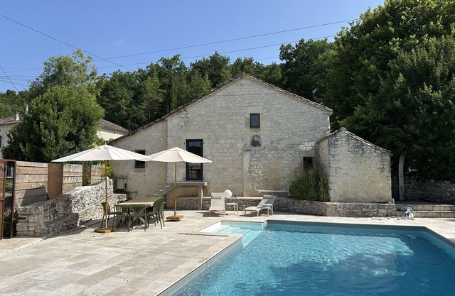 Domaine de Péroline: Swimming pool and Jacuzzi