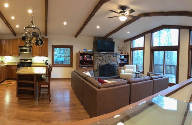 DonnerDayz.com Large + Luxury Home + Salt Water Hot Tub + New Purple Mattresses