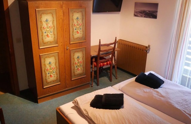 Doppelzimmer, Dusche, WC, Balkon Voor - Ferienhaus Mittereggalm