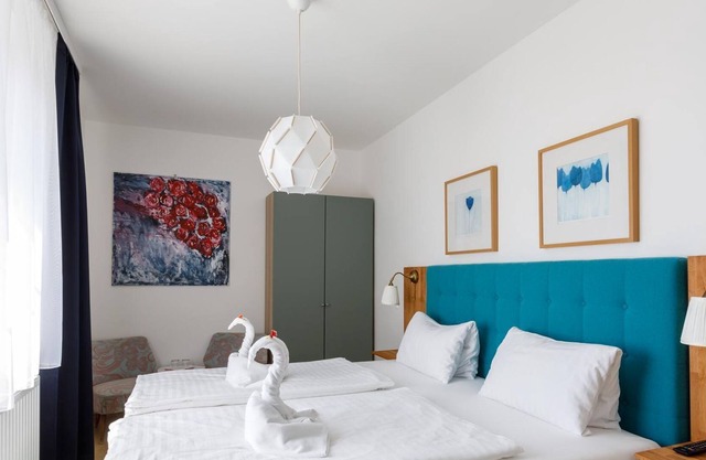 Doppelzimmer mit Boxspringbett Hofseite - Pension Laubenhof